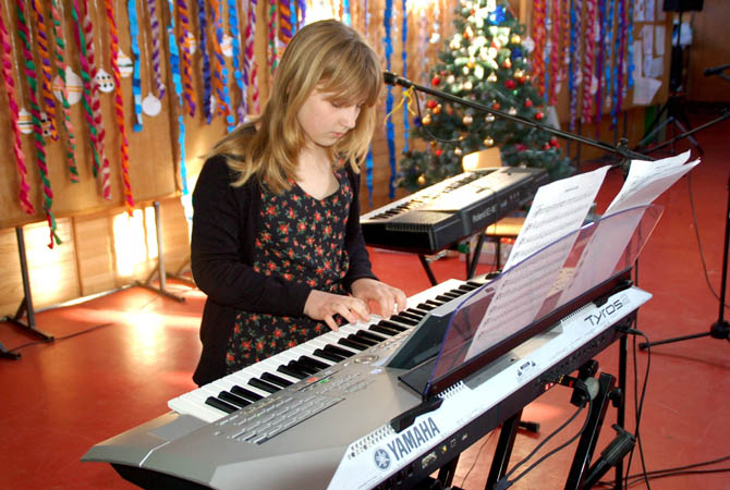 Ujévi  koncert a Zmaj iskolában 2015. december 23. képek